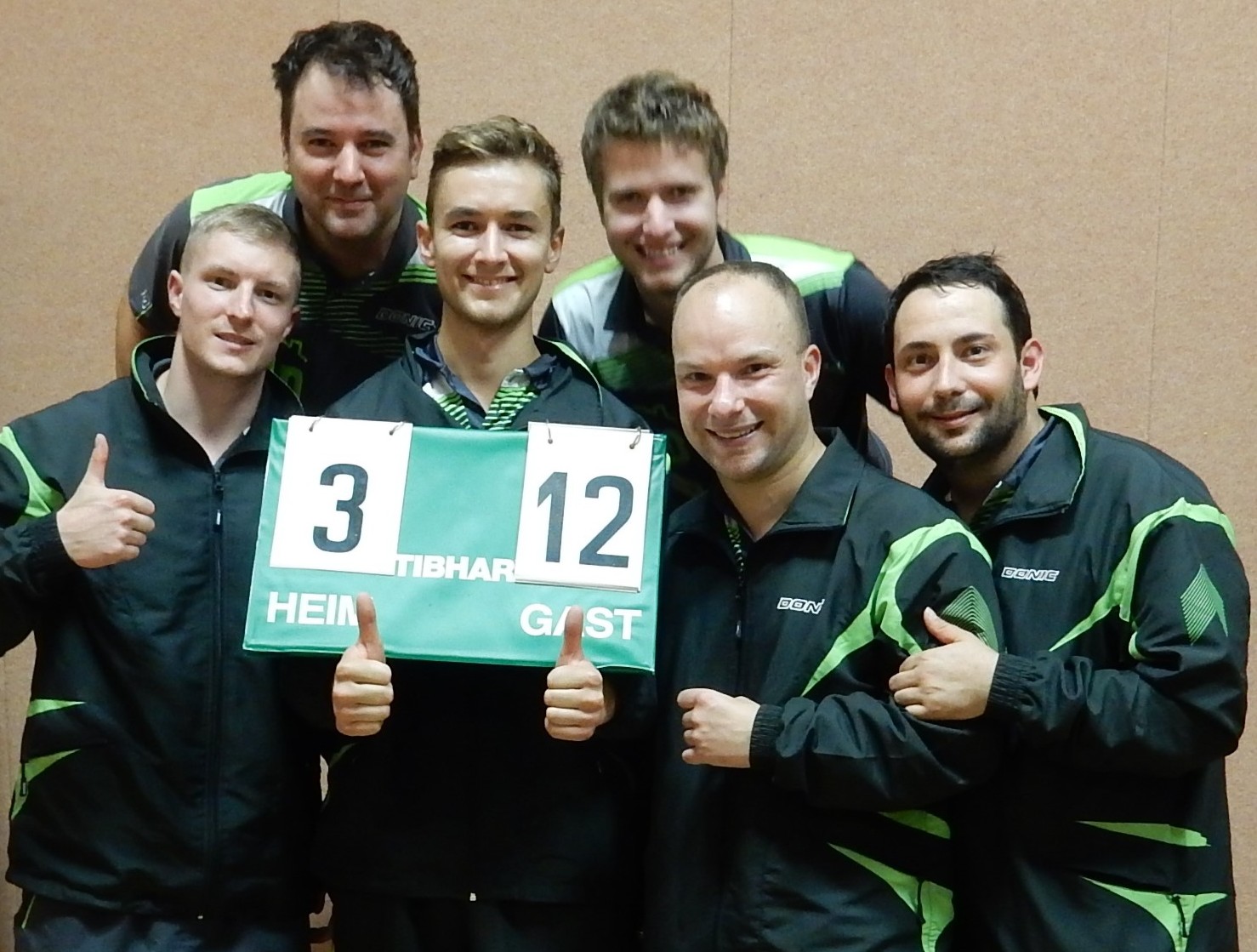 Gute Laune beim Burgstädter Sachsenligisten nach dem ersten Auswärtssieg der Saison:  Martin Gundermann, Ersatzmann Thomas Wächtler, Jan Teltschik, Daniel Köhler, Lars Zirngibl und Manuel Jacob (v. l.) Foto: Jürgen Schröder