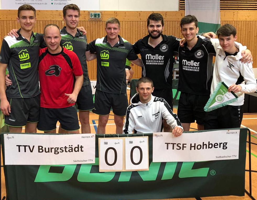 Gruppenbild mit Sieger:  TTV Burgstädt mit dem späteren Turniersieger TTSF Hohberg (Südbadischer TTV) vor dem Wettkampf