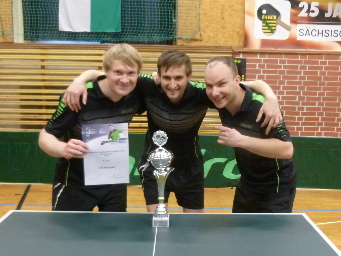 Nun auch noch Sachsenpokalsieger: Der TTV Burgstädt von 2015 mit Philipp Klimant, Rico Schmidt und Lars Zirngibl (v. l.)